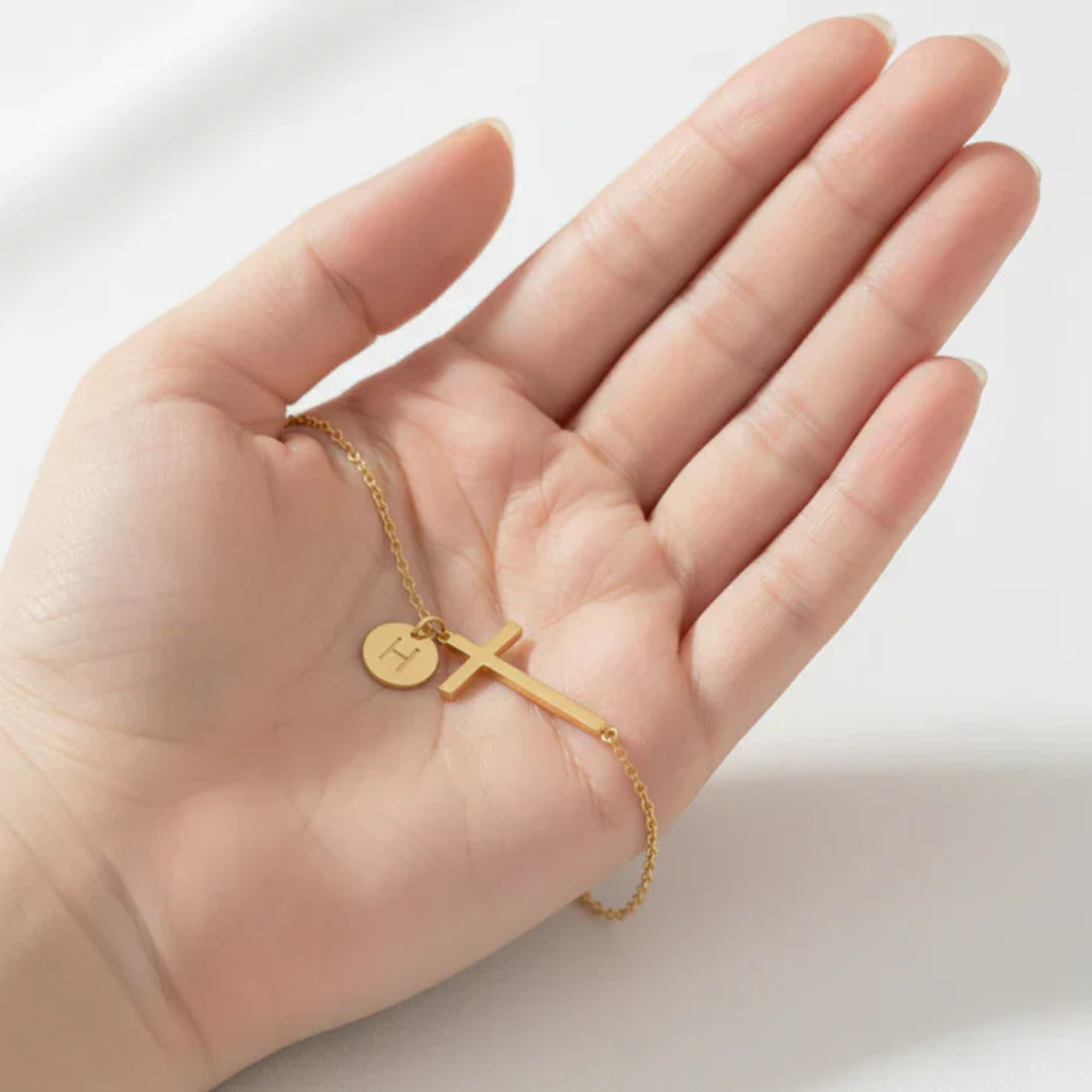 Bracelet avec croix et lettre personnalisée