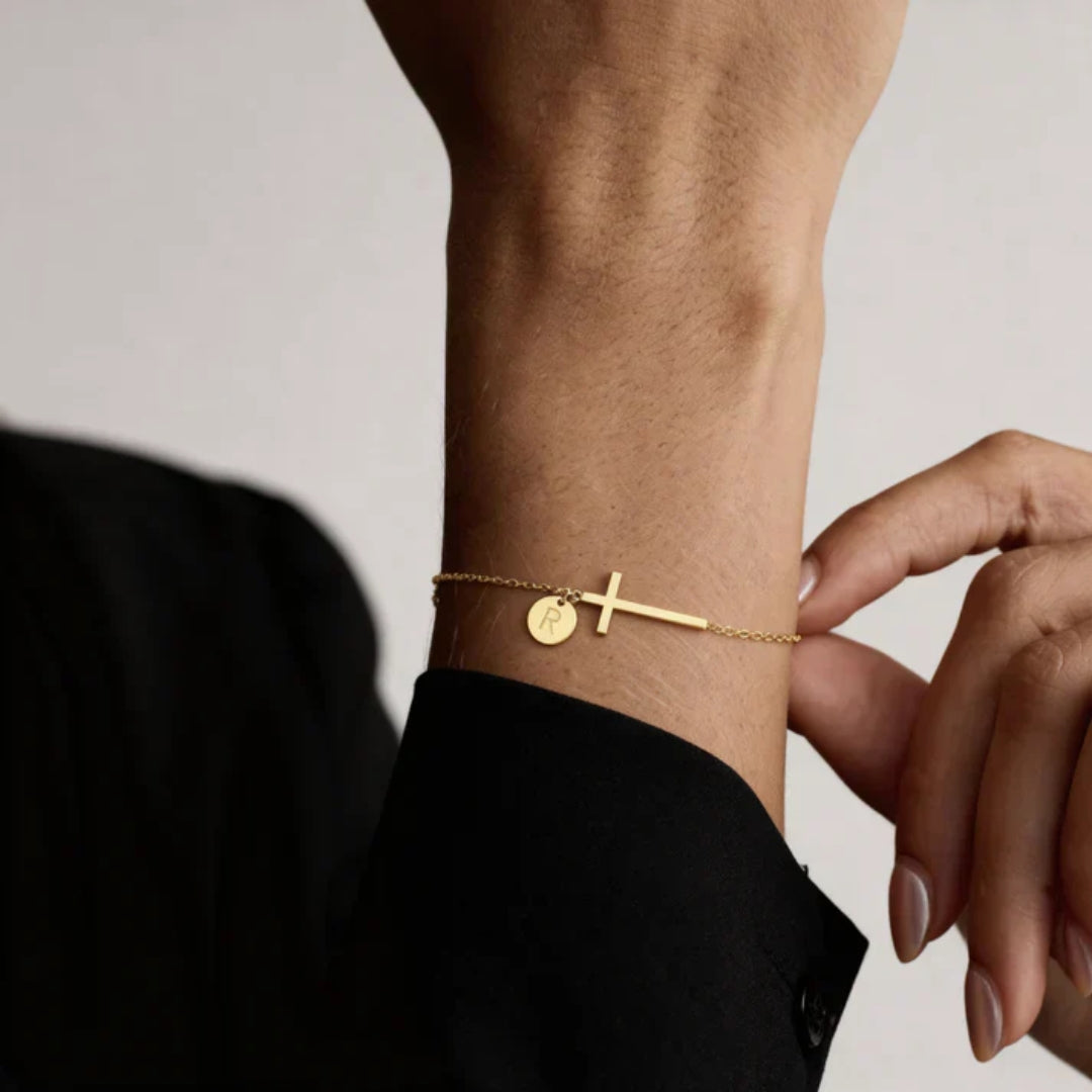 Bracelet avec croix et lettre personnalisée
