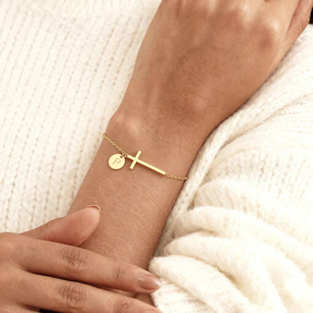 Bracelet avec croix et lettre personnalisée