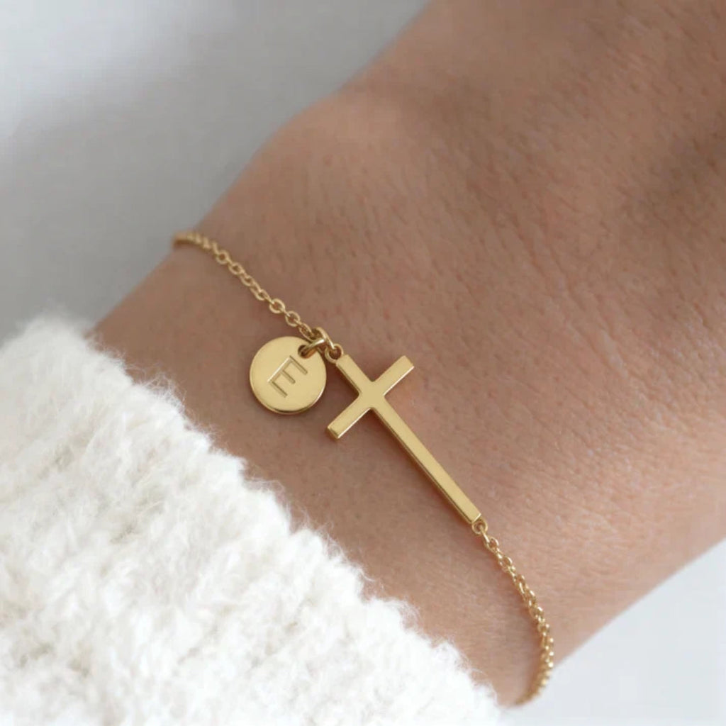 Bracelet avec croix et lettre personnalisée