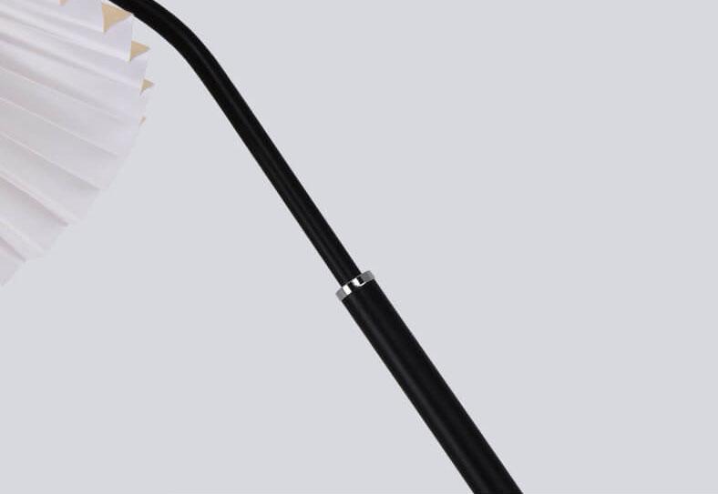 Lampe sur pied LED minimaliste avec abat-jour en tissu plissé