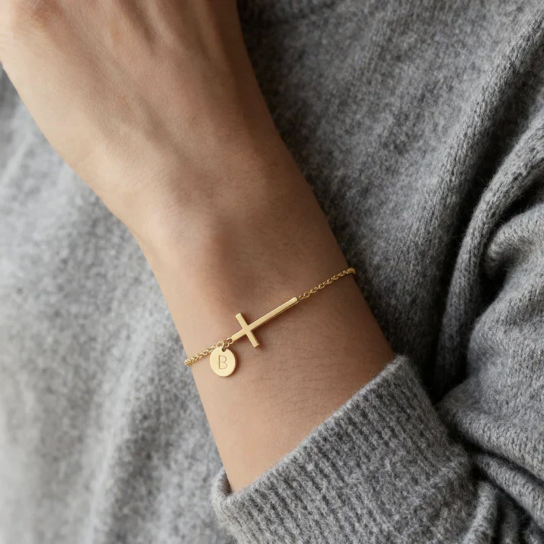 Bracelet avec croix et lettre personnalisée