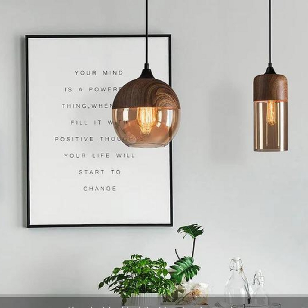 Suspension Scandinave en Verre avec Finition Bois – Éclairage Design Chaud pour Salon & Salle à Manger | Sansoti