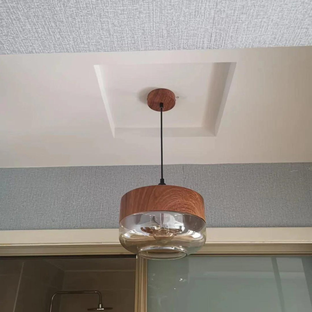 Suspension Scandinave en Verre avec Finition Bois – Éclairage Design Chaud pour Salon & Salle à Manger | Sansoti