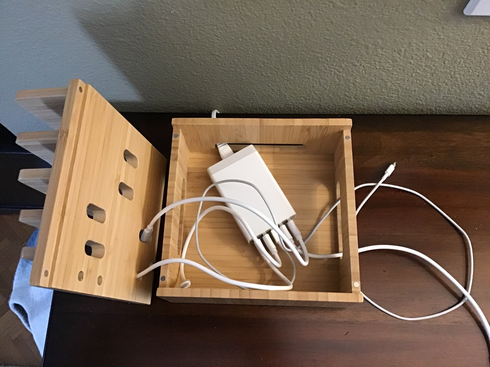 Tekavo ChargeDock Station de Charge en Bambou | Chargeur USB 5 Ports & Organisateur | Pour Smartphone, Tablette & Montre Connectée | Inclus : Ensemble de Câbles