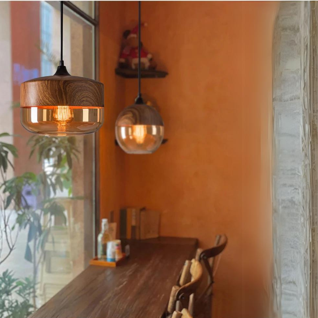 Suspension Scandinave en Verre avec Finition Bois – Éclairage Design Chaud pour Salon & Salle à Manger | Sansoti