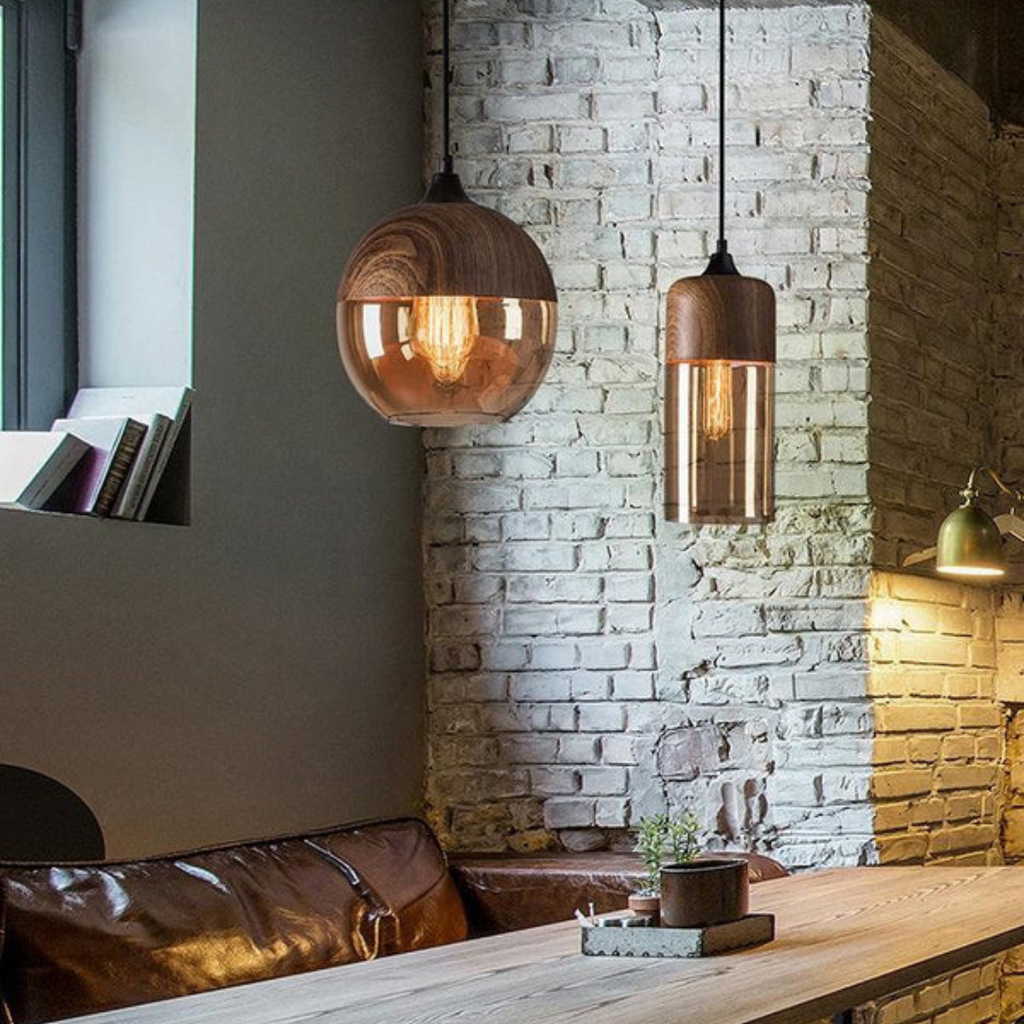 Suspension Scandinave en Verre avec Finition Bois – Éclairage Design Chaud pour Salon & Salle à Manger | Sansoti
