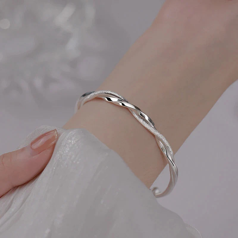Joli bracelet en argent déroutant