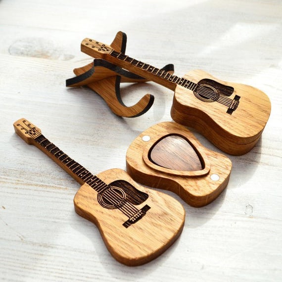 GuitarHolder - Support pour médiators de guitare +3 médiators gratuits