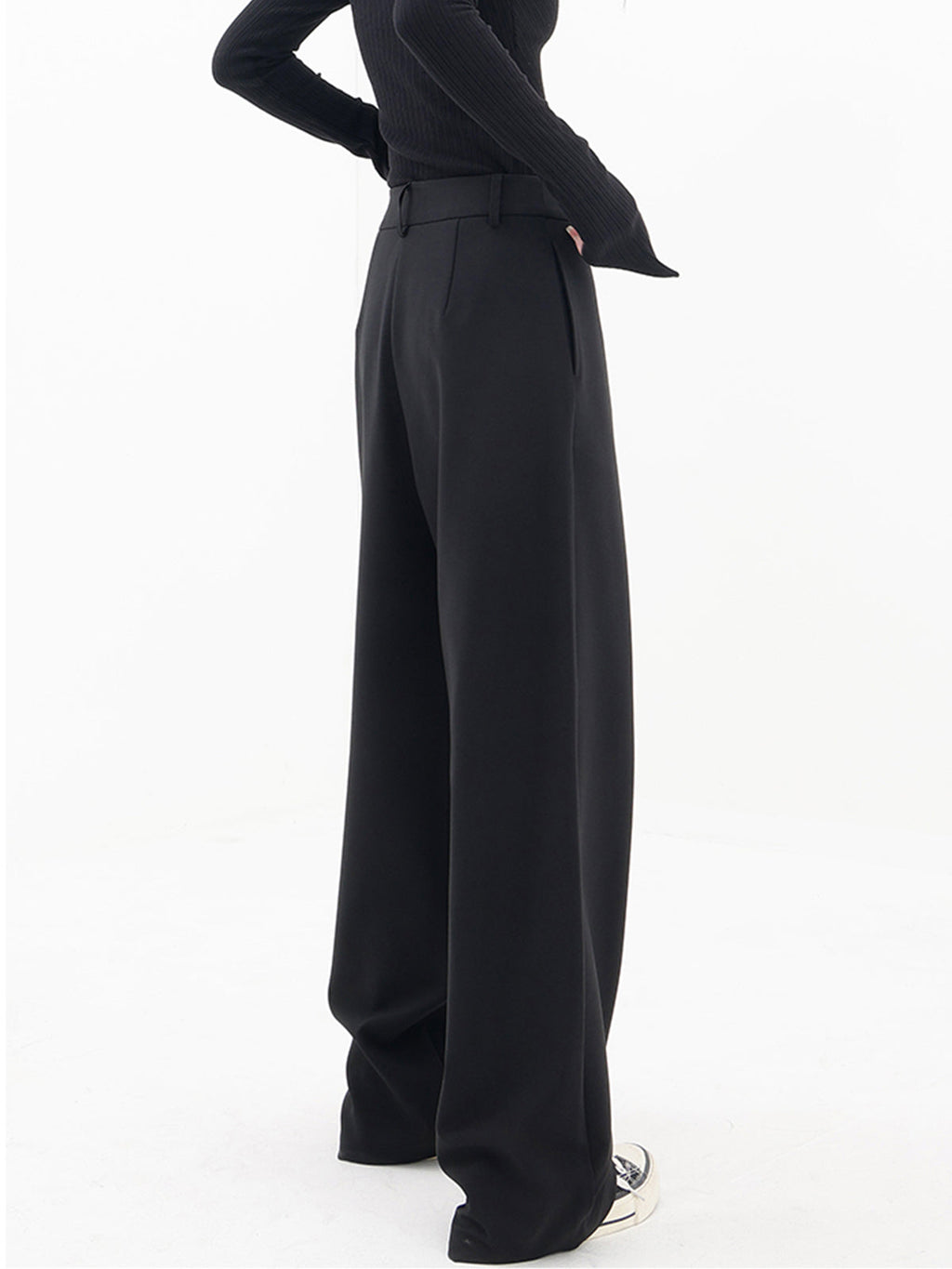 Pantalon large à boutons asymétriques