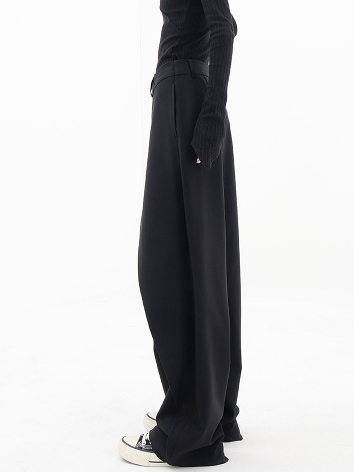Pantalon large à boutons asymétriques