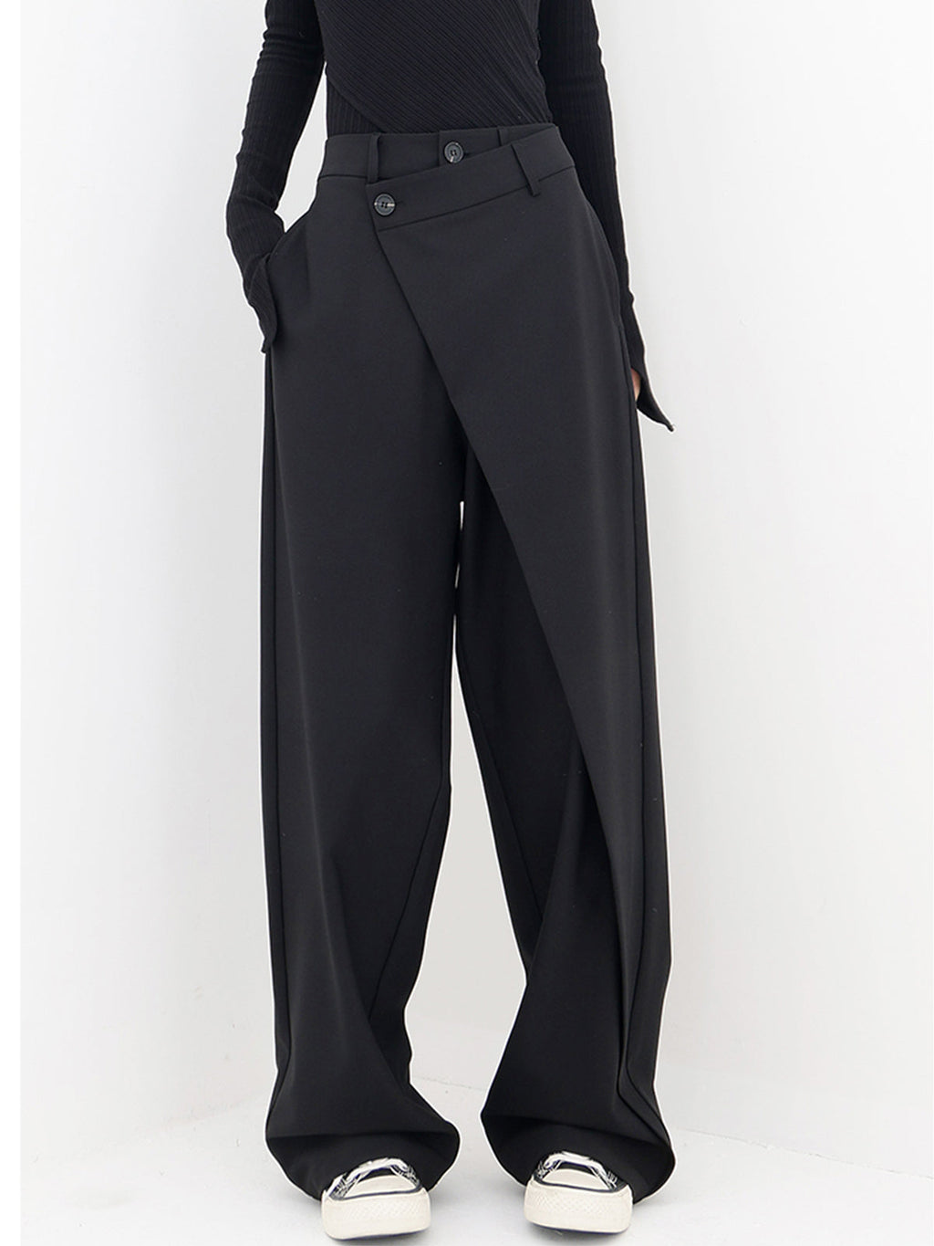 Pantalon large à boutons asymétriques