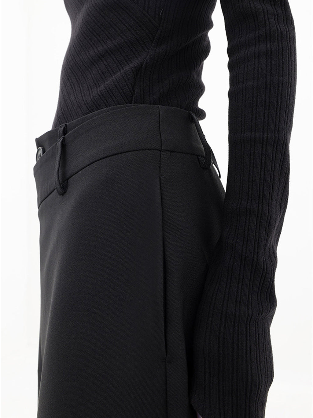 Pantalon large à boutons asymétriques