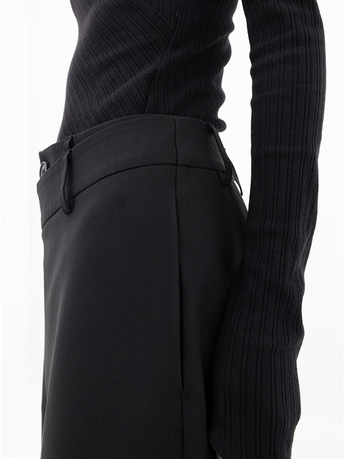 Pantalon large à boutons asymétriques