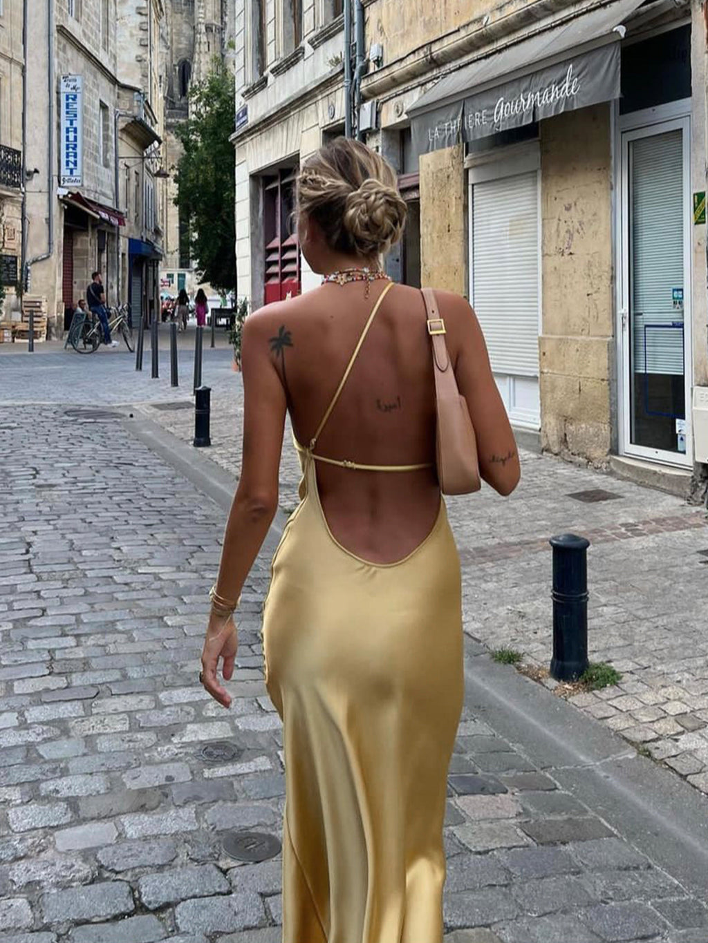 Robe Longue Satinée Fendue à Dos Nu au Clair de Lune