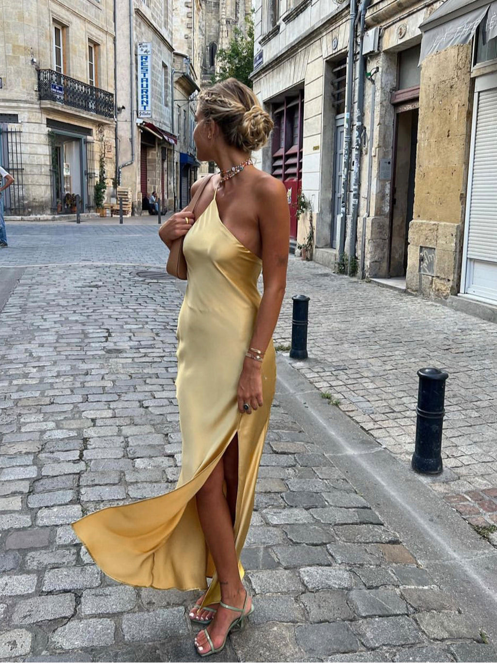 Robe Longue Satinée Fendue à Dos Nu au Clair de Lune