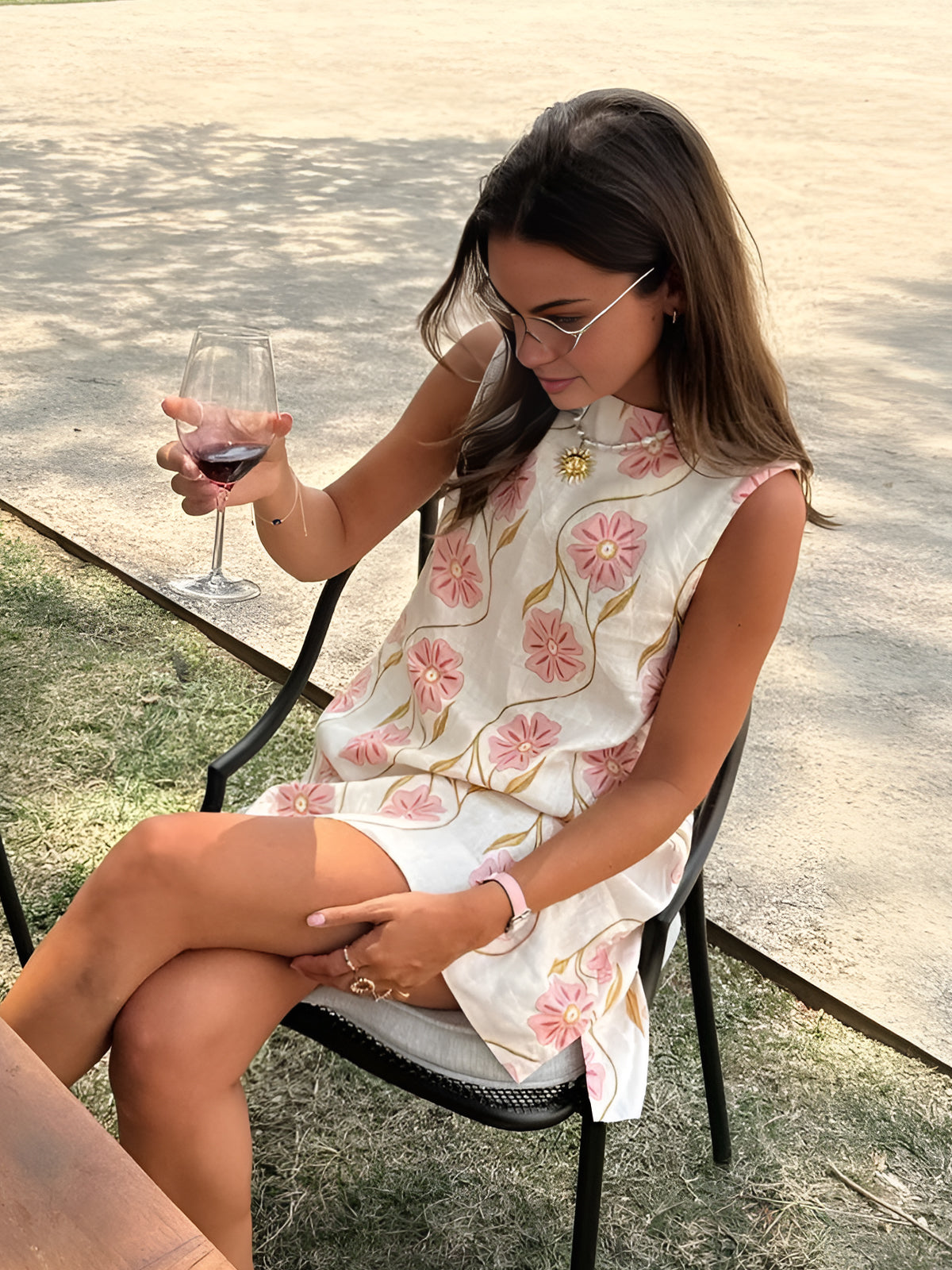 Robe courte sans manches à imprimé romantique