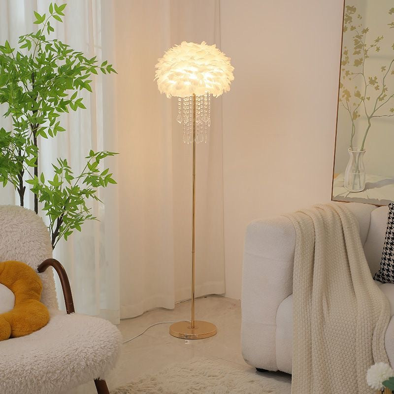 Lampe de Sol Nordique avec Plumes et Abat-jour en Cristal – Éclairage Design Élégant