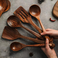 Ensemble d'ustensiles de cuisine en bois naturel