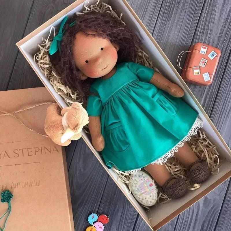 Selina – Poupée Waldorf en coton fait main pour un jeu créatif