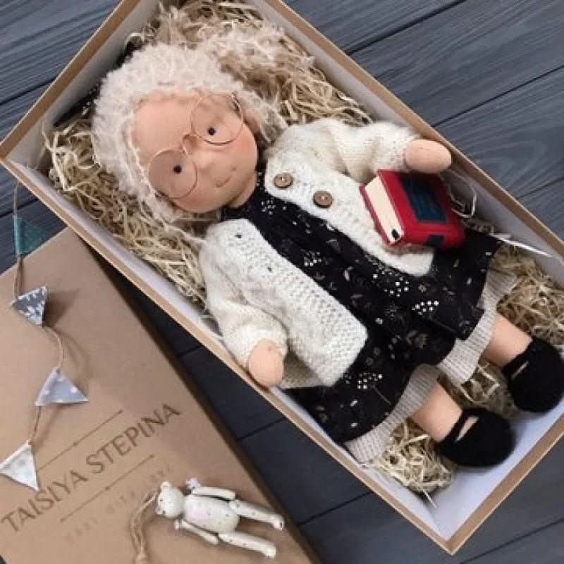 Selina – Poupée Waldorf en coton fait main pour un jeu créatif