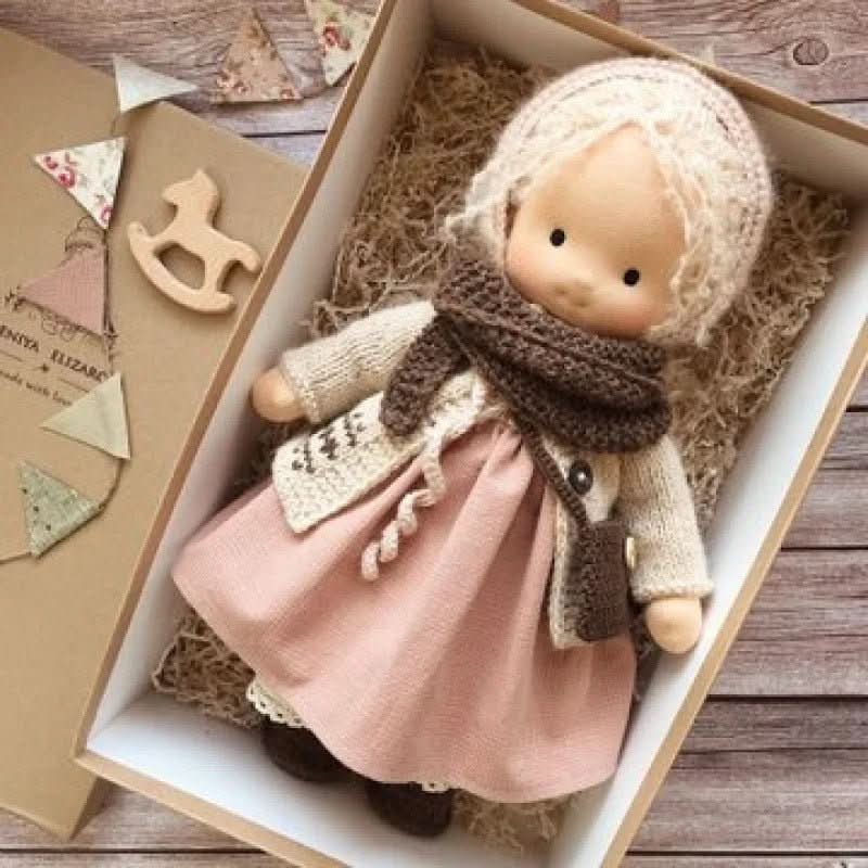 Selina – Poupée Waldorf en coton fait main pour un jeu créatif