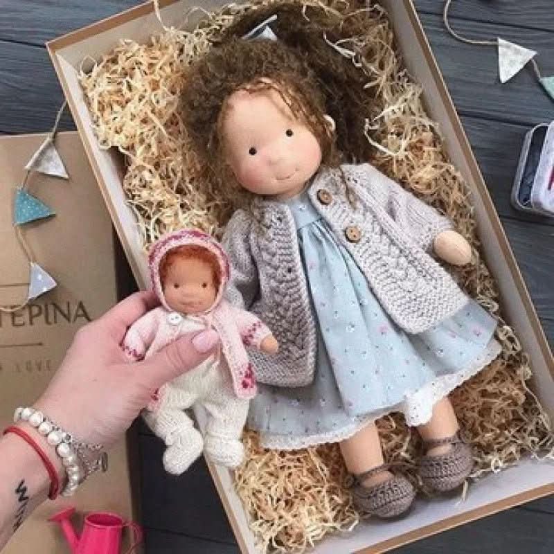 Selina – Poupée Waldorf en coton fait main pour un jeu créatif