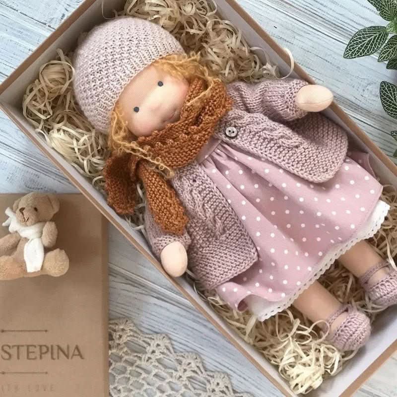 Selina – Poupée Waldorf en coton fait main pour un jeu créatif