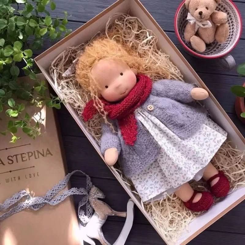 Selina – Poupée Waldorf en coton fait main pour un jeu créatif