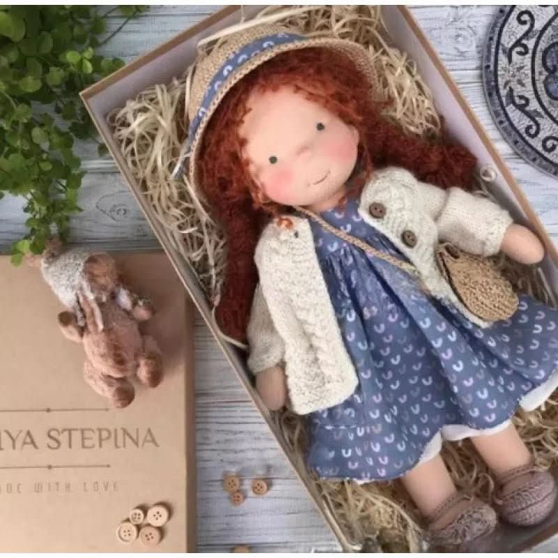 Selina – Poupée Waldorf en coton fait main pour un jeu créatif