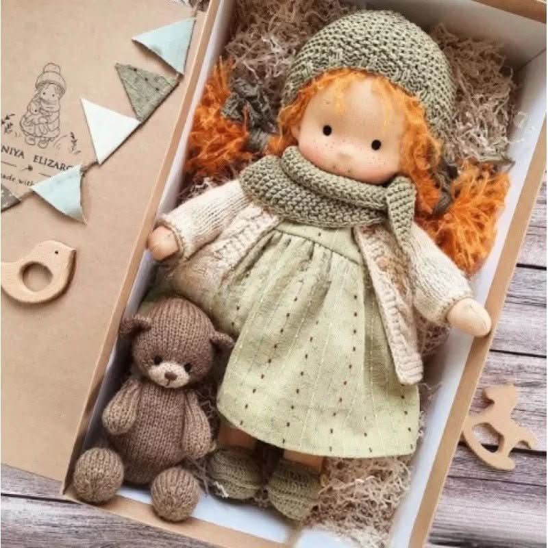 Selina – Poupée Waldorf en coton fait main pour un jeu créatif