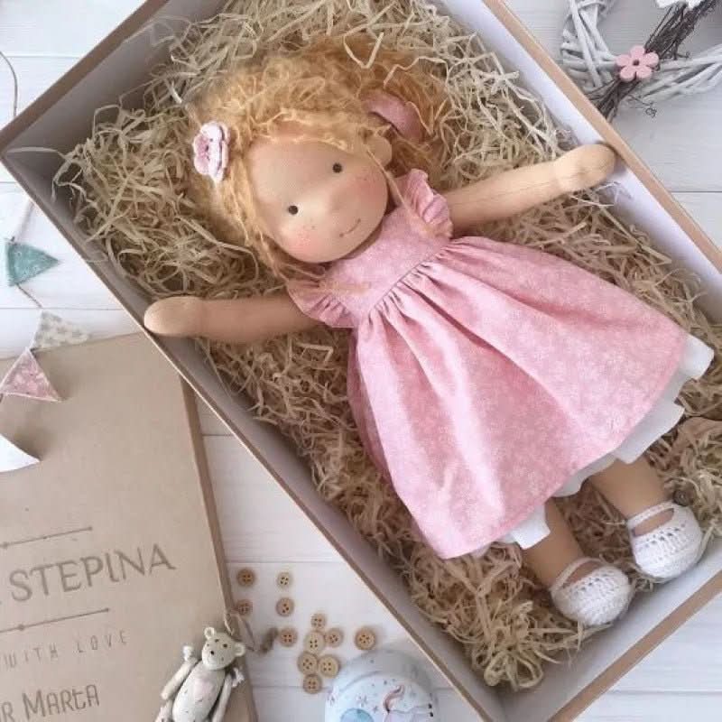 Selina – Poupée Waldorf en coton fait main pour un jeu créatif