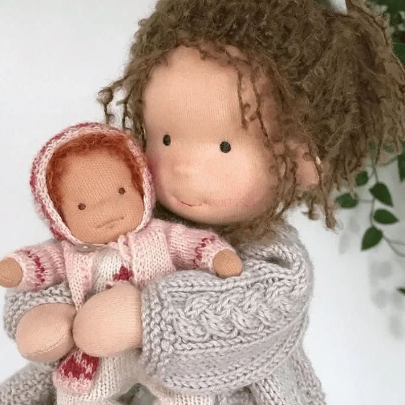 Selina – Poupée Waldorf en coton fait main pour un jeu créatif