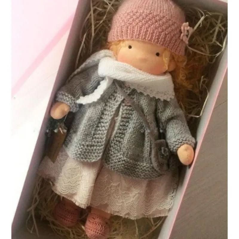 Selina – Poupée Waldorf en coton fait main pour un jeu créatif