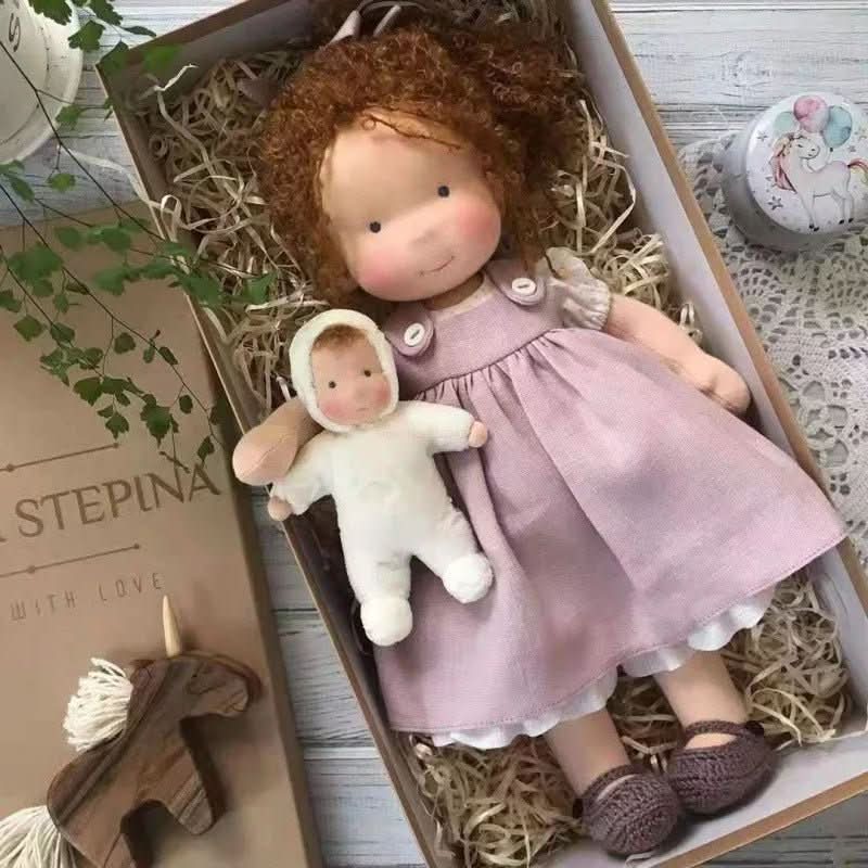 Selina – Poupée Waldorf en coton fait main pour un jeu créatif