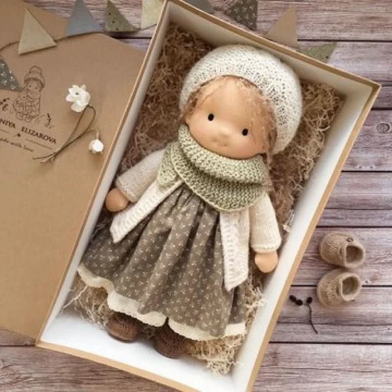 Selina – Poupée Waldorf en coton fait main pour un jeu créatif