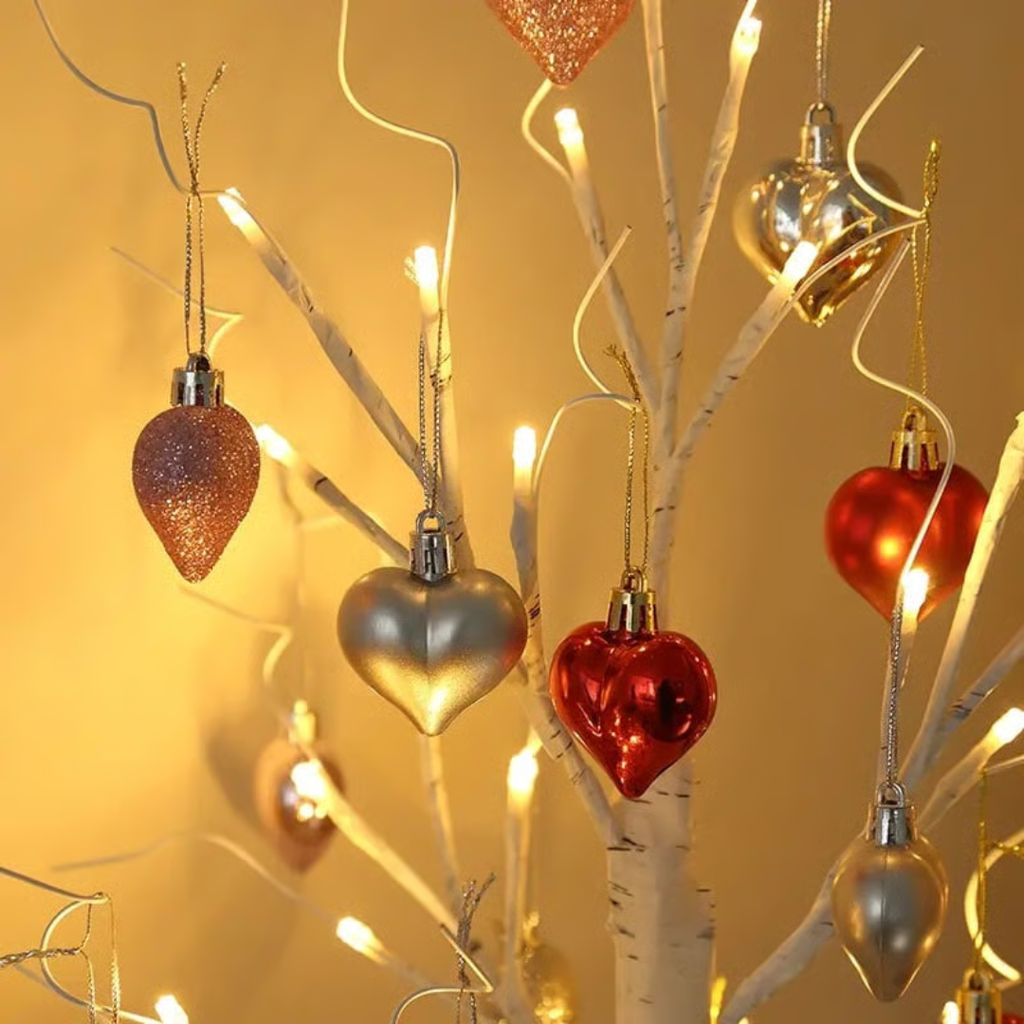 Love Tree™ – Arbre en bouleau LED avec 18 ornements en forme de cœur