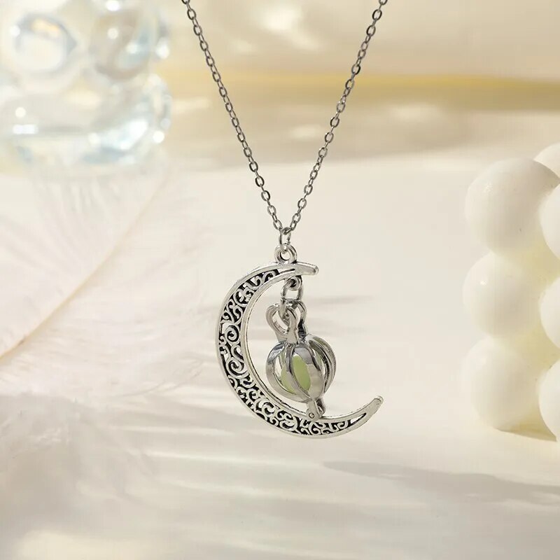 Collier avec pendentif en pierre de lune
