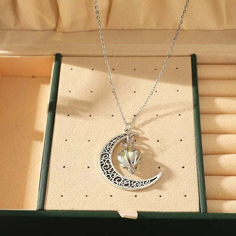 Collier avec pendentif en pierre de lune