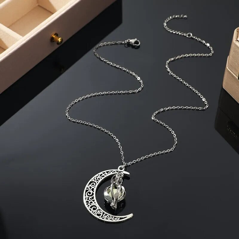 Collier avec pendentif en pierre de lune