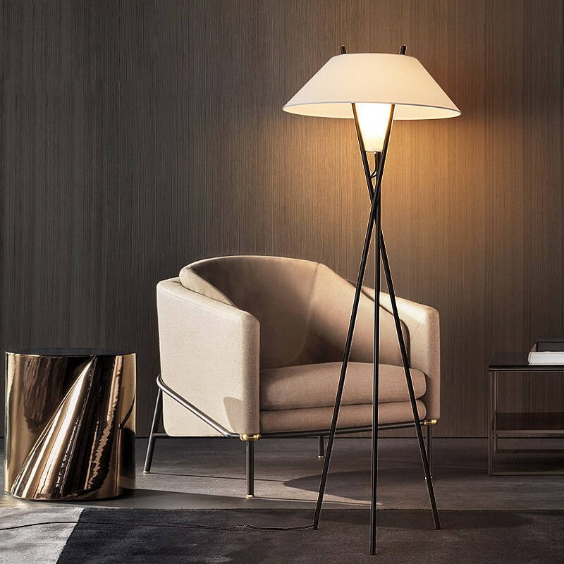 Lampe sur Pied Tripode Minimaliste – Lampe de Design Moderne pour Salon