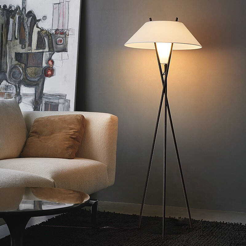 Lampe sur Pied Tripode Minimaliste – Lampe de Design Moderne pour Salon