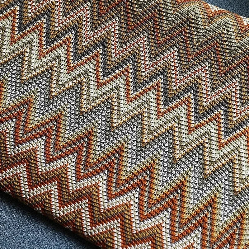 Plaid Boho avec Franges – Douce Couverture avec Motif Géométrique dans des Couleurs Chaudes
