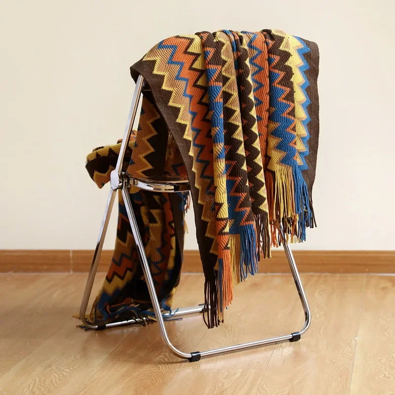 Plaid Boho avec Franges – Douce Couverture avec Motif Géométrique dans des Couleurs Chaudes