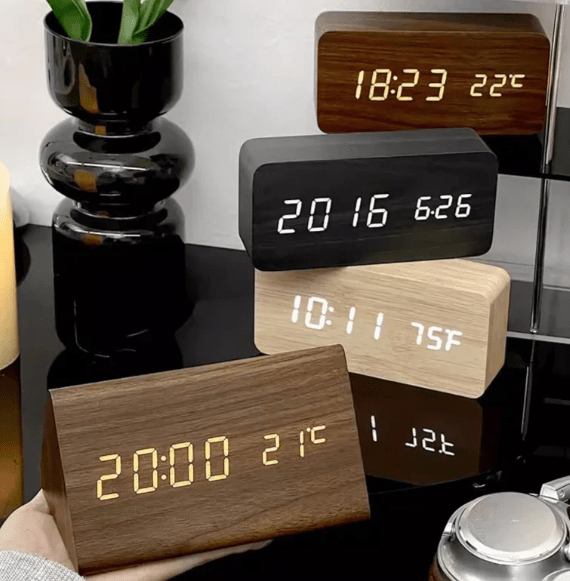 WoodSense Horloge en Bois LED – Commande Vocale & Élégante pour Chaque Pièce