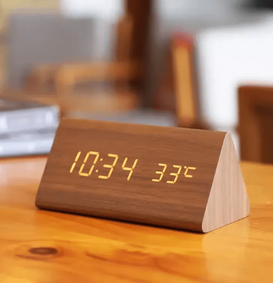 WoodSense Horloge en Bois LED – Commande Vocale & Élégante pour Chaque Pièce