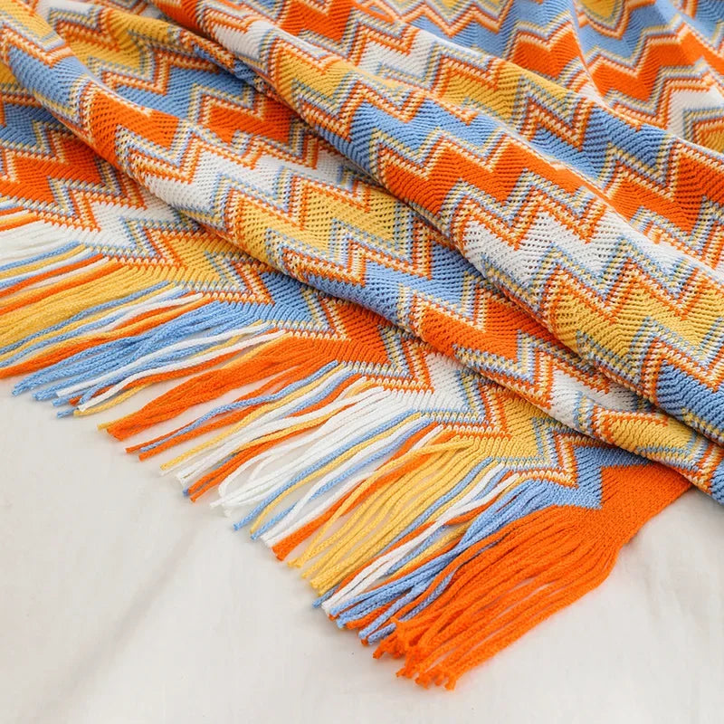 Plaid Boho avec Franges – Douce Couverture avec Motif Géométrique dans des Couleurs Chaudes