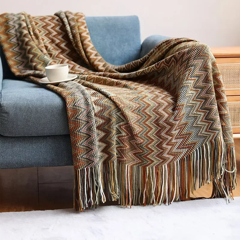Plaid Boho avec Franges – Douce Couverture avec Motif Géométrique dans des Couleurs Chaudes