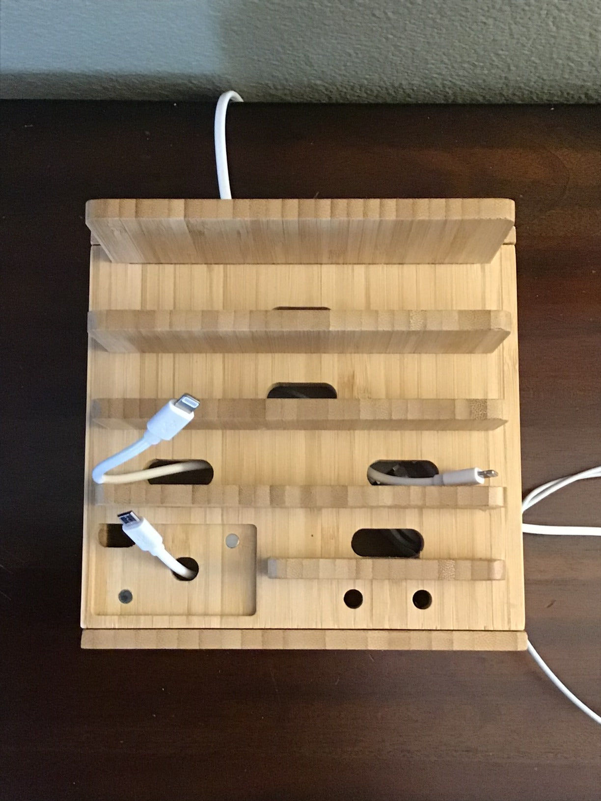 Tekavo ChargeDock Station de Charge en Bambou | Chargeur USB 5 Ports & Organisateur | Pour Smartphone, Tablette & Montre Connectée | Inclus : Ensemble de Câbles