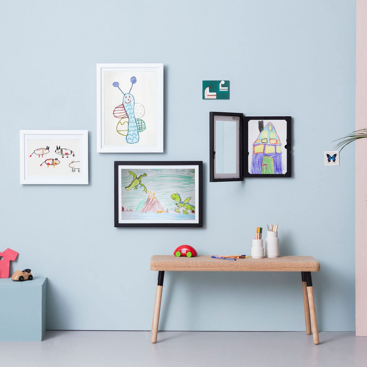 ArtistryNest™ — Célébrez Chaque Dessin avec Fierté et Sans Encombre